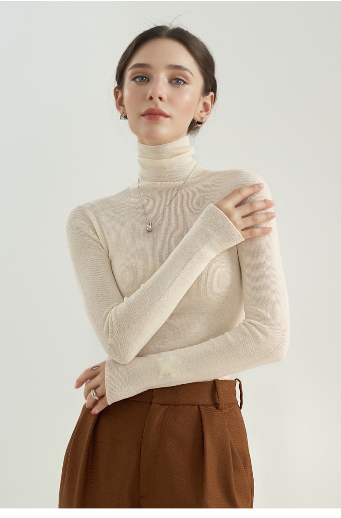 100% Wool Seamless Yangzi Yarn Slim Fit Knit Sweater with Draped Turtleneck007